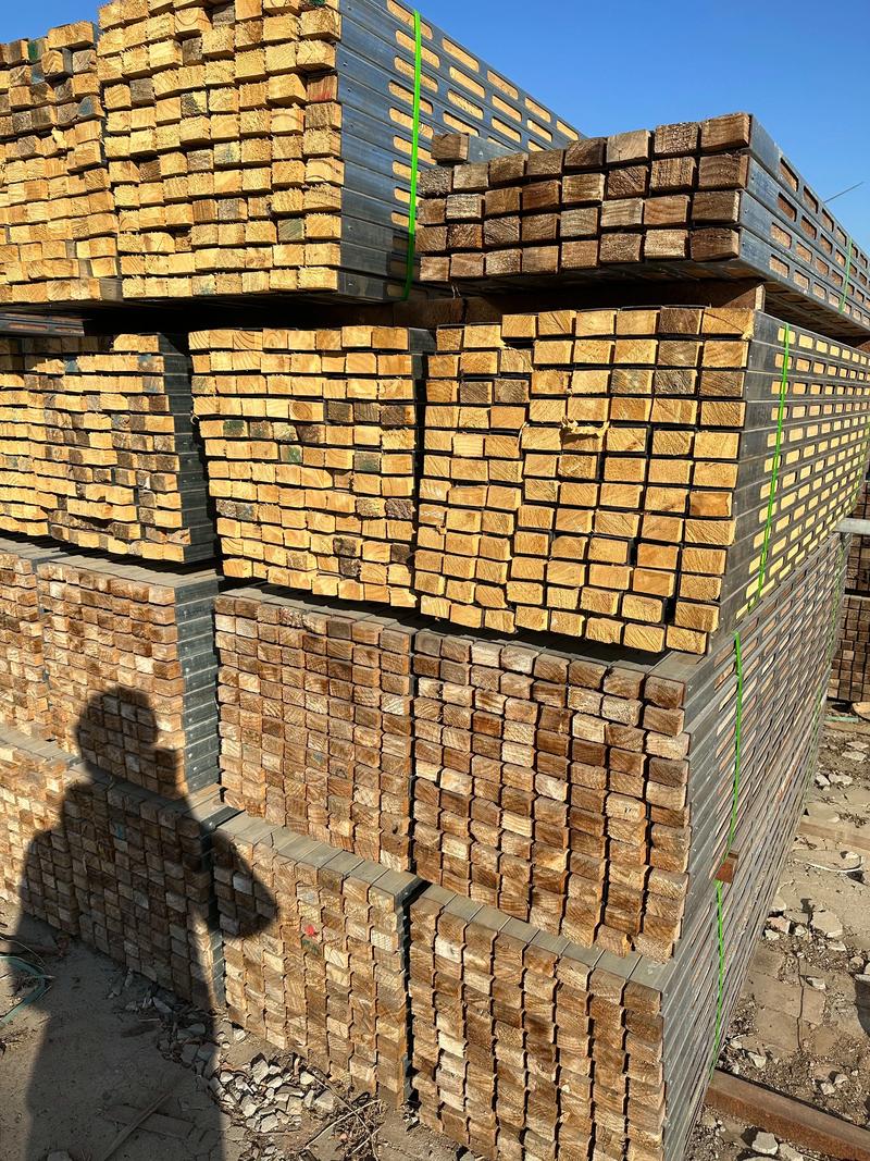 钢包木与钢木龙骨 现代工地建筑模板支撑加固体系的核心构件